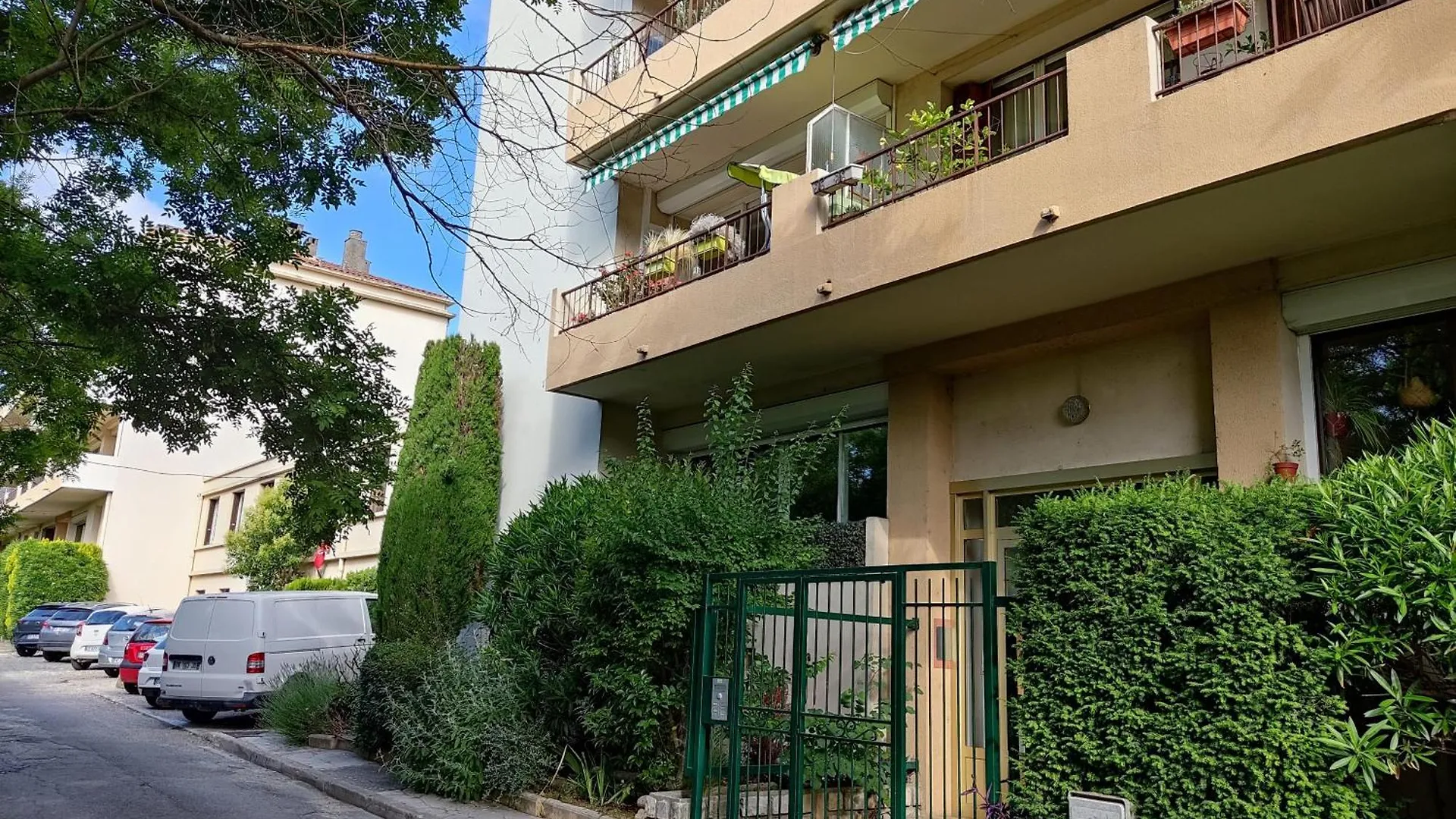 Provencal-Style Apartment Aix-en-Provence